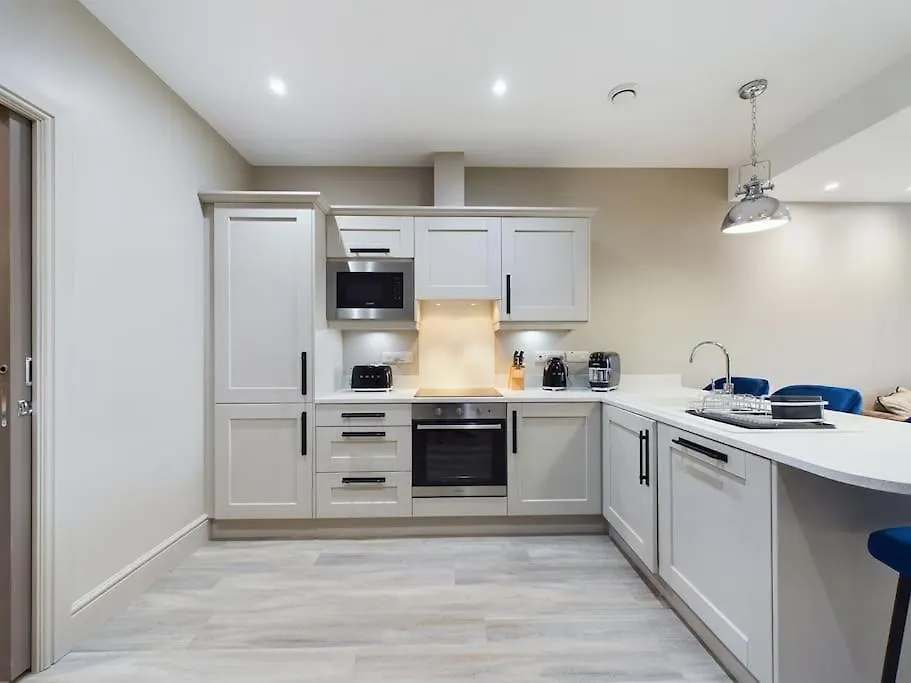 Marlborough Apartment On Lisburn Road By Lesley Belfast 0*,