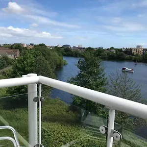 Beautiful River Views: 2 Bed / 2 Bath Modern Flat Apartment Cardiff